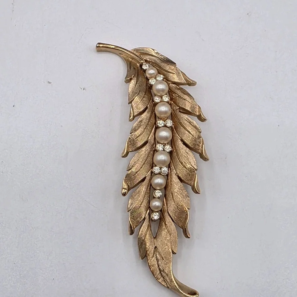 Crown Trifari Leaf Brooch Faux Pearls‎ Rhinestones Gold Tone Vintage Detailed